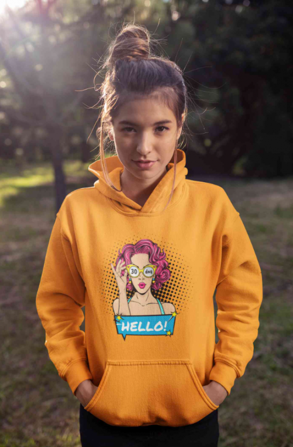 Hoodie dengan ilustrasi seni pop vintage